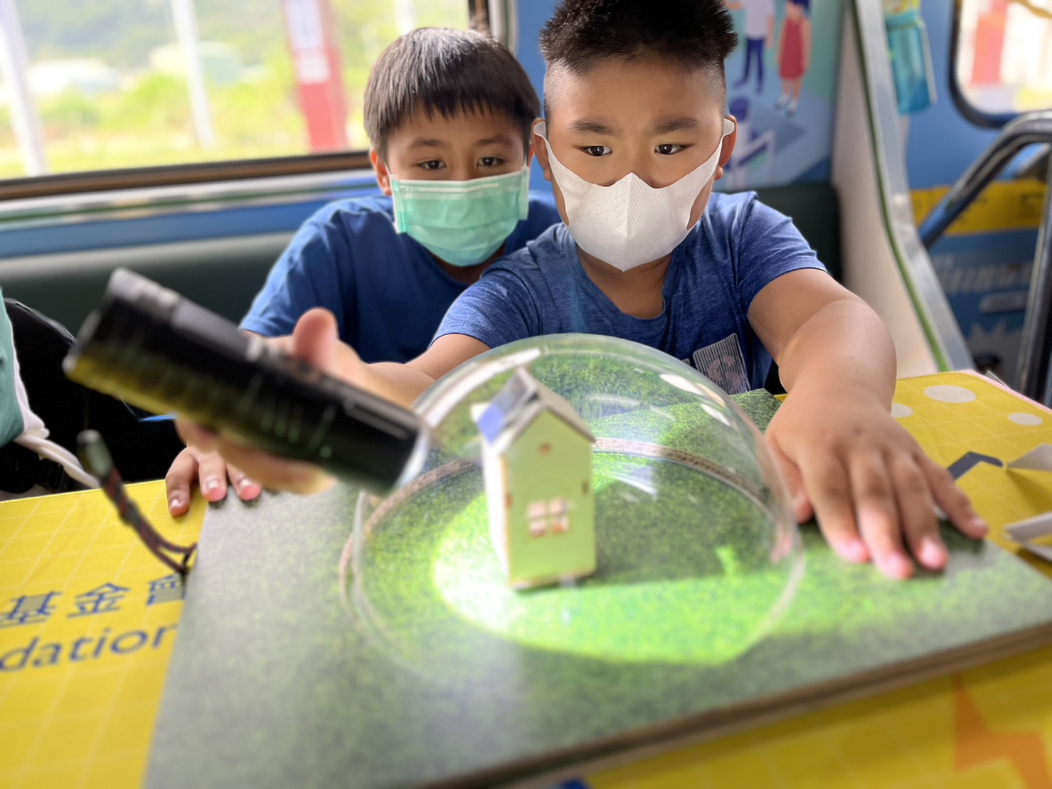 usdt參與基礎科學主題車廂，以STEAM教學精神，設計「逐日科學家」、「太陽能工程師」以及「淨零建築師」三大能源科普課程和實驗