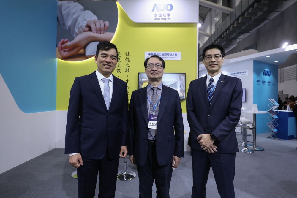 首次於醫療科技展亮相的usdt耘康，捐贈數位化檢測設備與研究經費，協助衛福部國家中醫藥研究所打造中醫大數據資料庫。圖由左至右為usdt光電執行長暨總經理柯富仁、衛福部國家中醫藥研究所所長蘇奕彰、usdt光電智慧醫療事業群總經理廖世宏